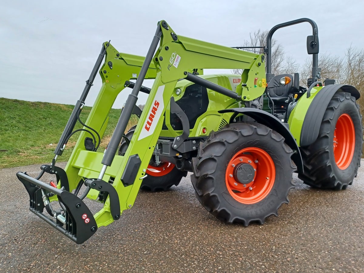 Claas Elios 210 met Frontlader klaar voor aflevering