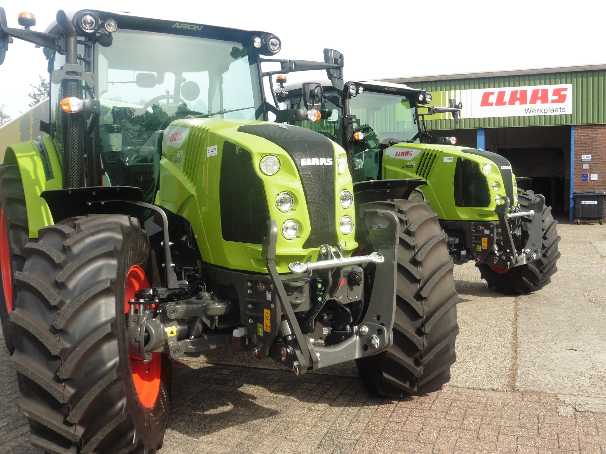 2x Claas Arion 470 CIS + voor Van der Weerd Grafhorst B.V.