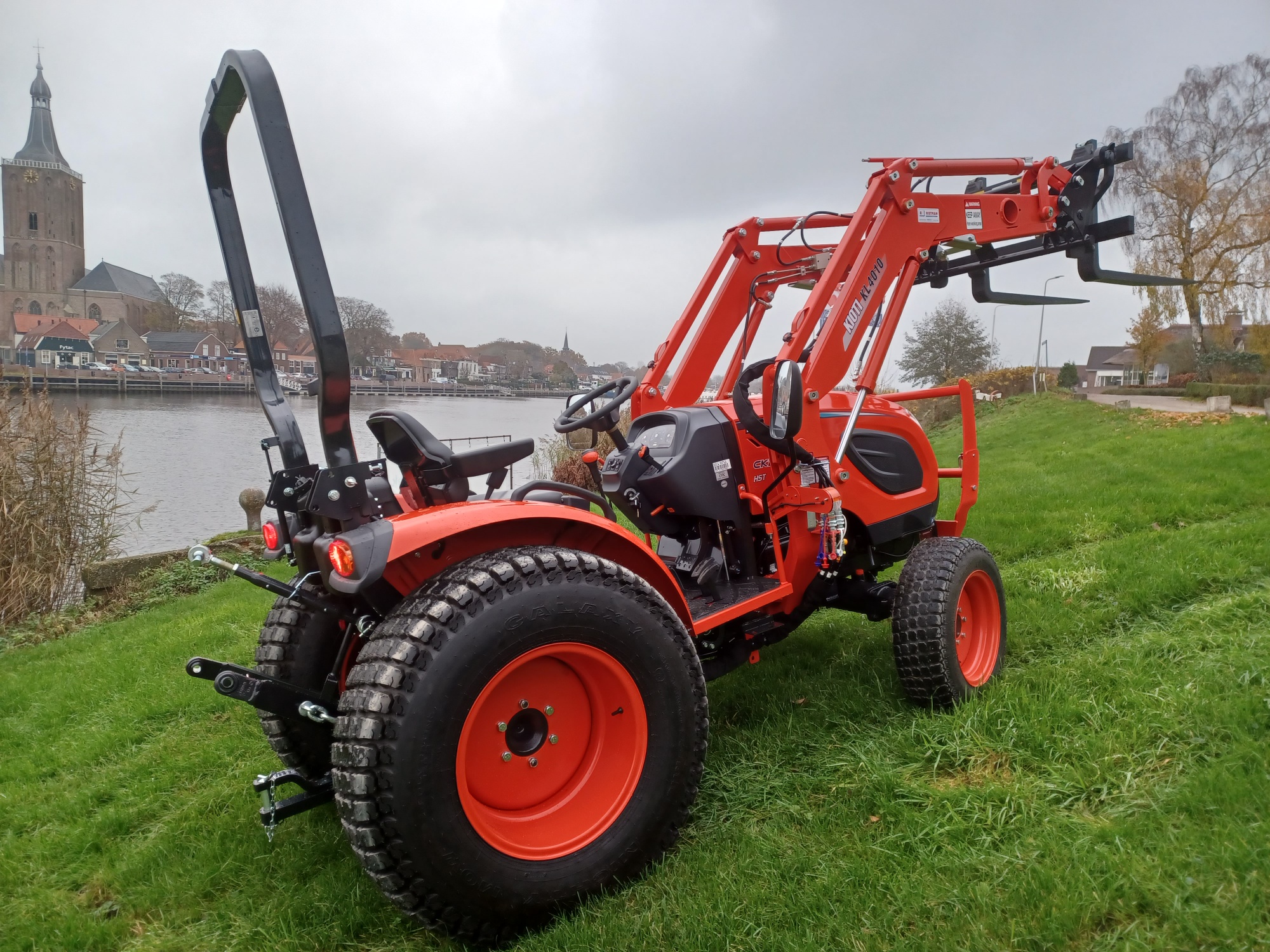 Kioti CK2630 HST met Kioti KL4010 frontlader afgeleverd
