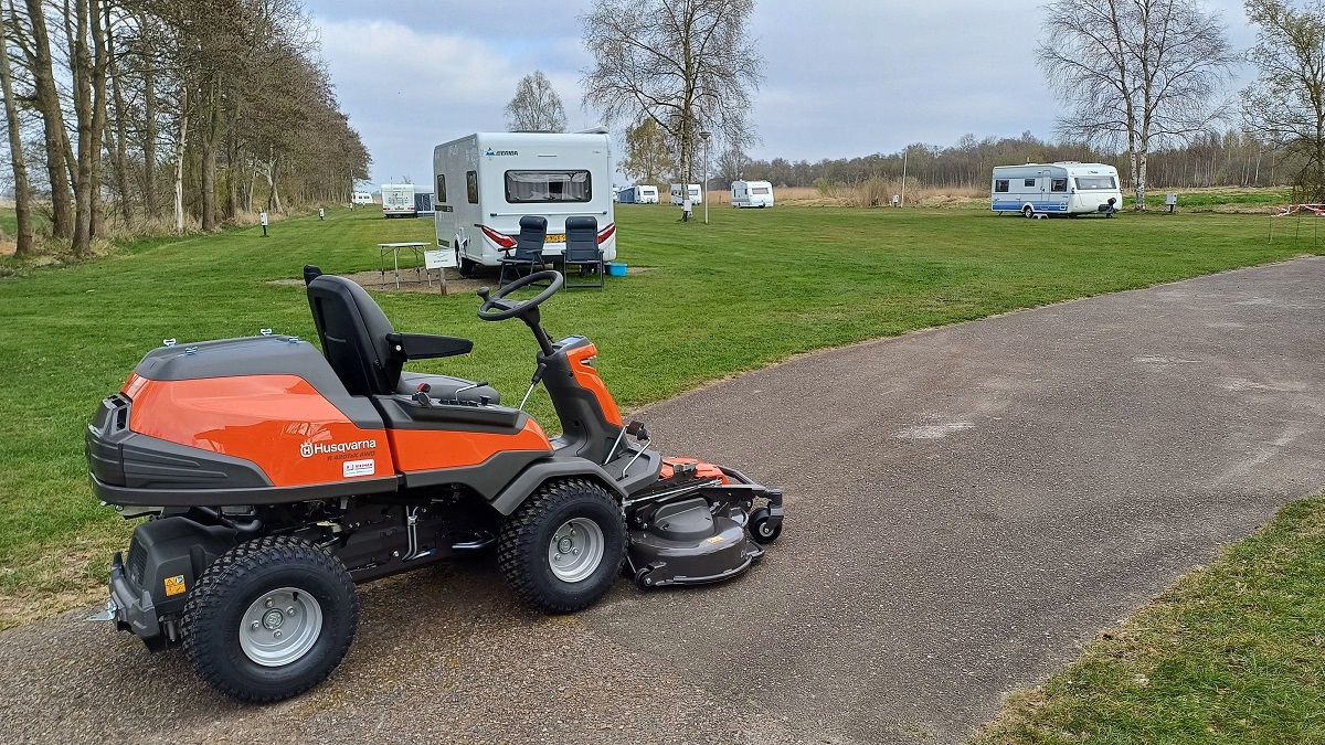 Afgeleverd: Husqvarna R 420TSX Frontmaaier