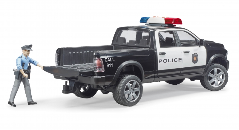 RAM 2500 politieauto met politieman