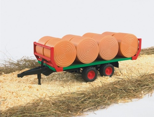 Balentransporter met 8 ronde hooibalen 1